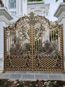 Cổng nhôm đúc 2 cánh họa tiết hoa lá MK03